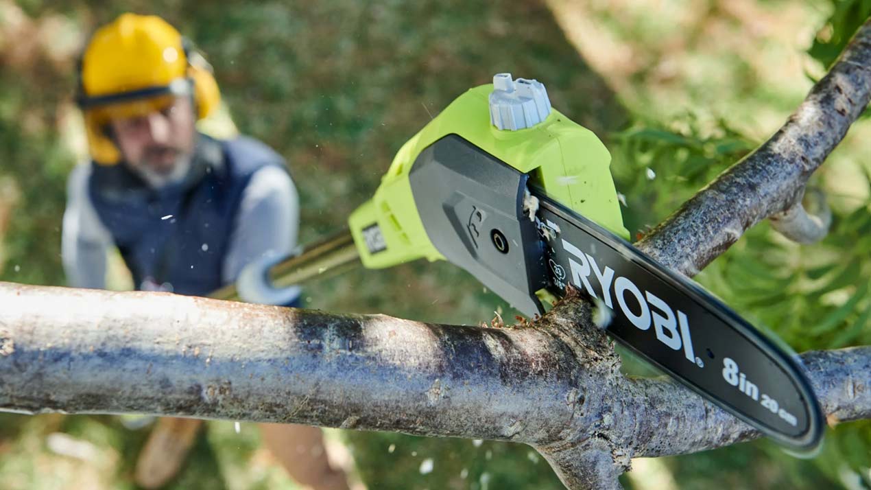 Ryobi teleskop grensav saver i grene oppe i træ
