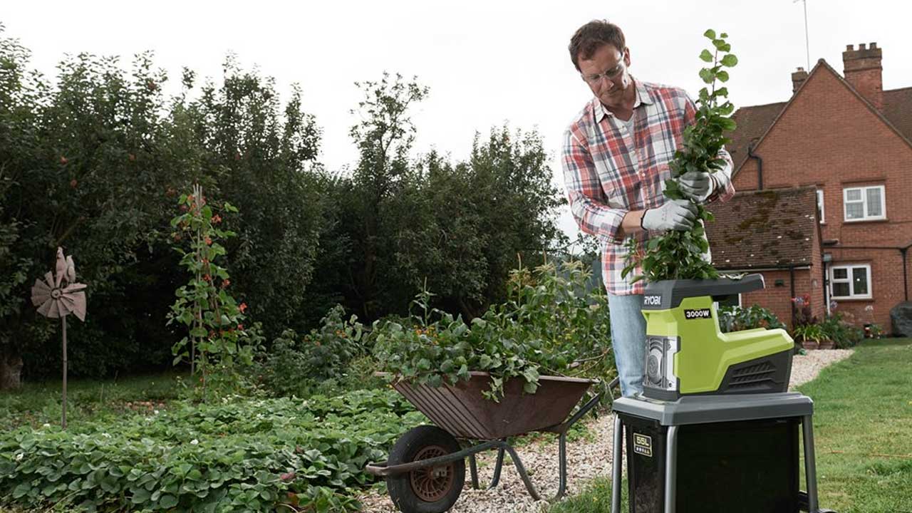 Ryobi kompostkværn laver flis af hæk