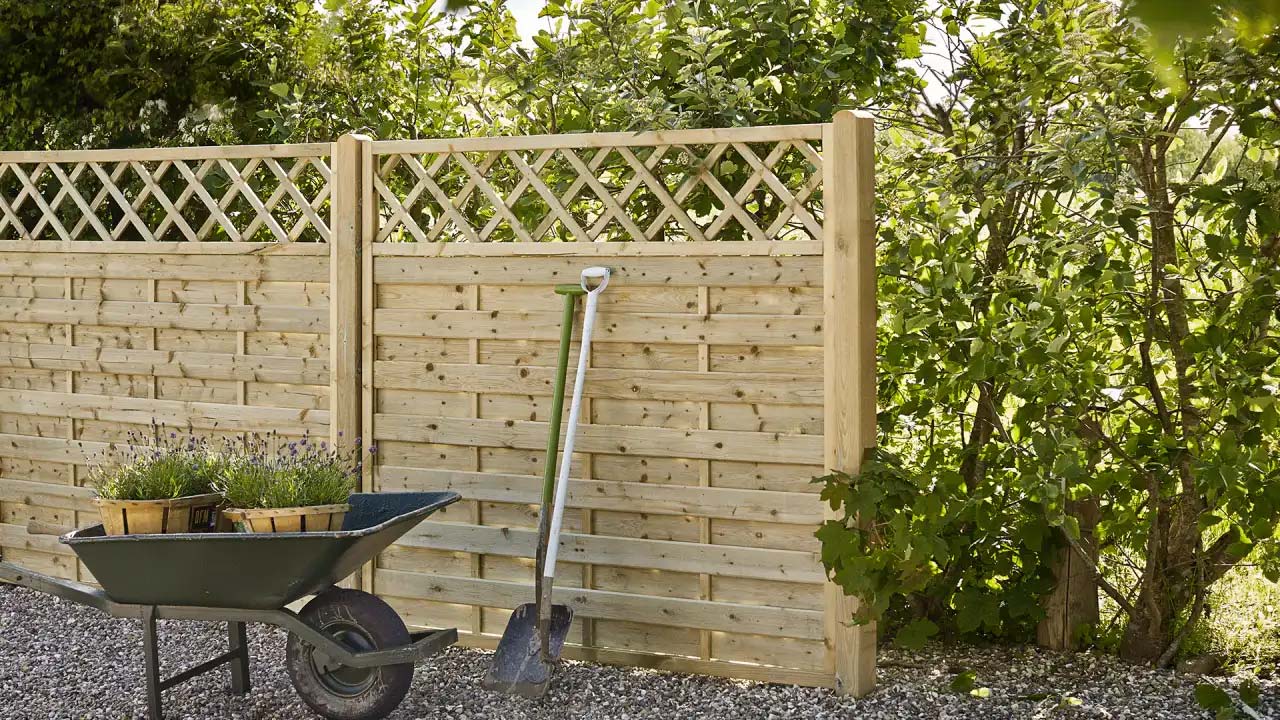 Klassiske lamelhegn til havehegn