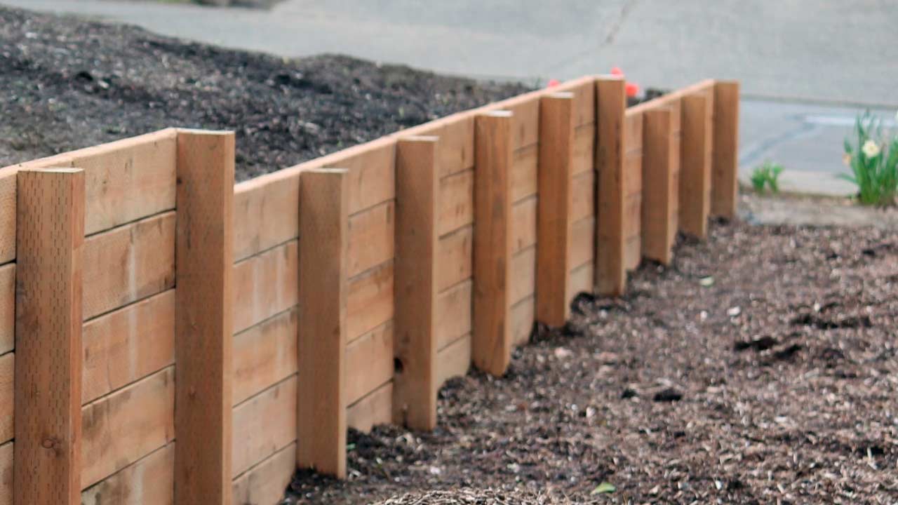 Hegnsstolper til opsætning af stakit i træ