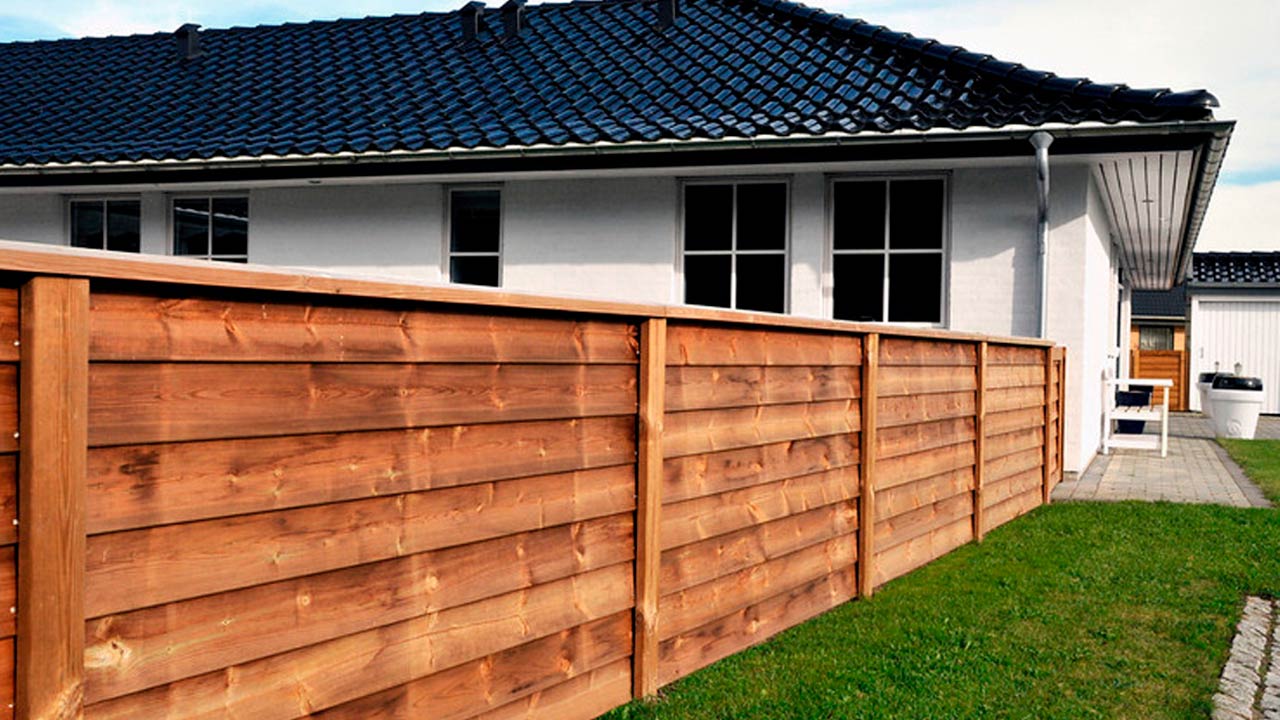 Lavt træhegn til villa lavet med systemhegn