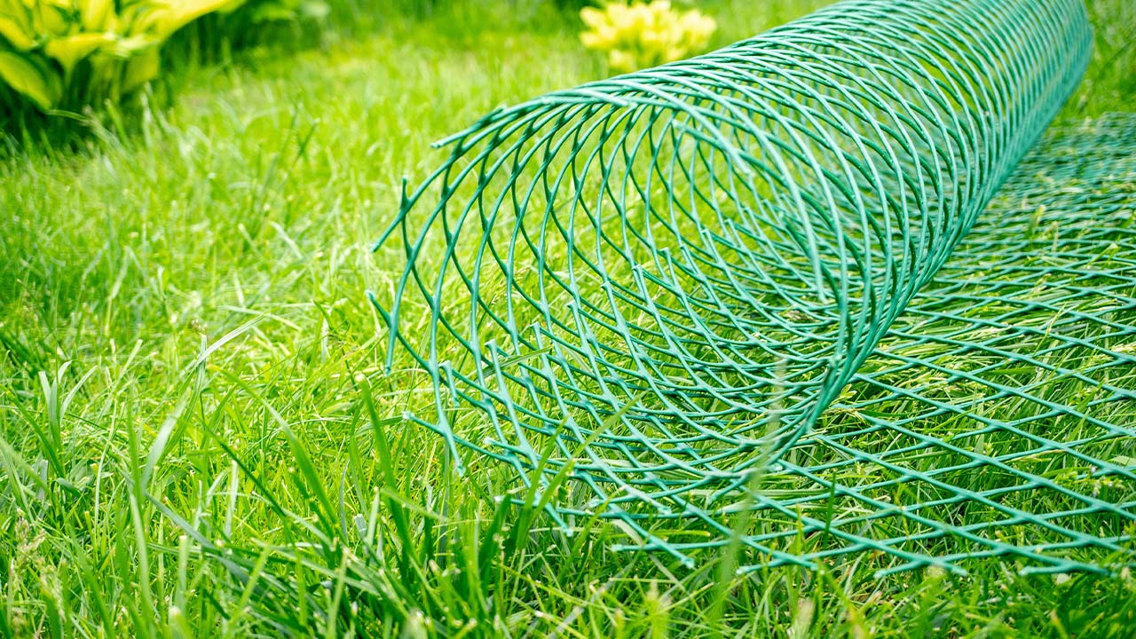 Trådhegn klar til opsætning i hæk