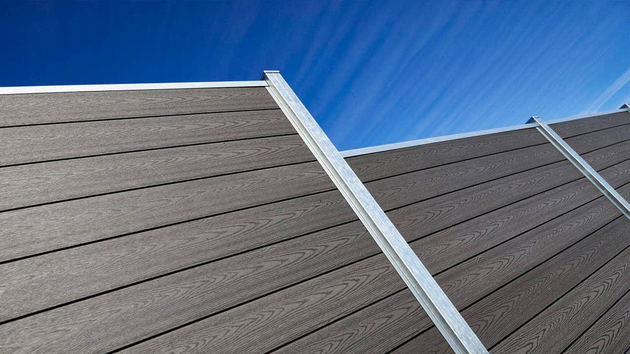 Beslag, stolpehatte og tilbehør til hegn