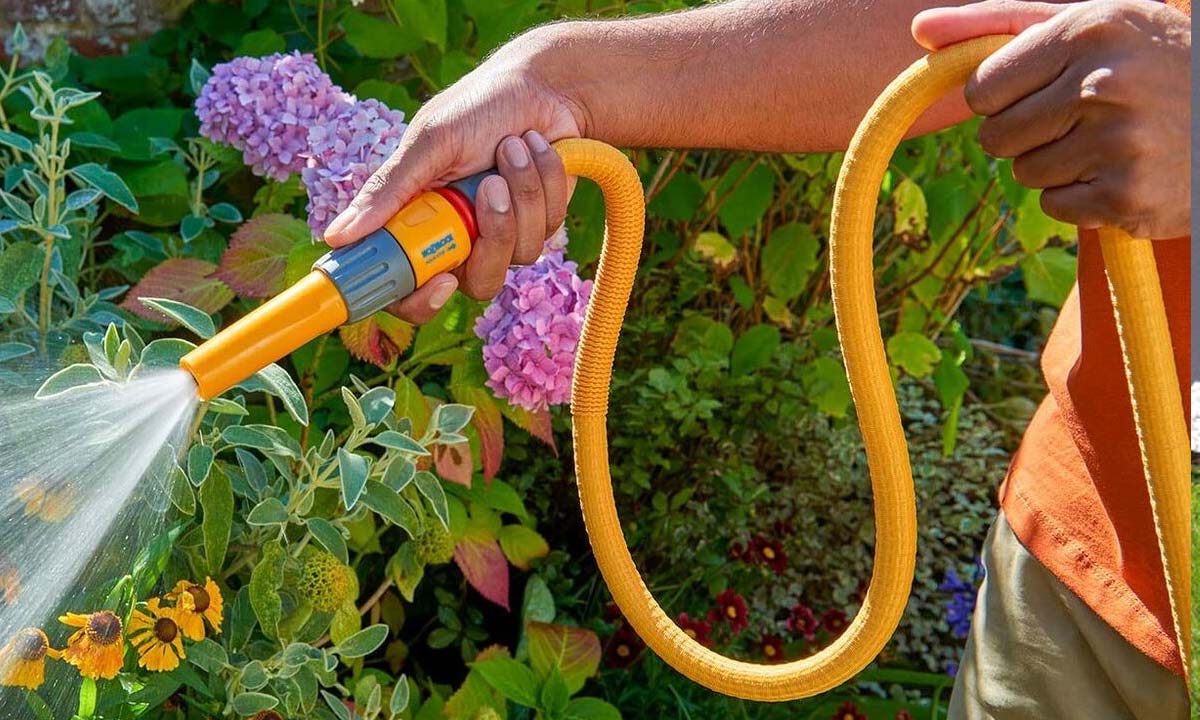 Haveslange og sprøjtepistol til vanding af haven