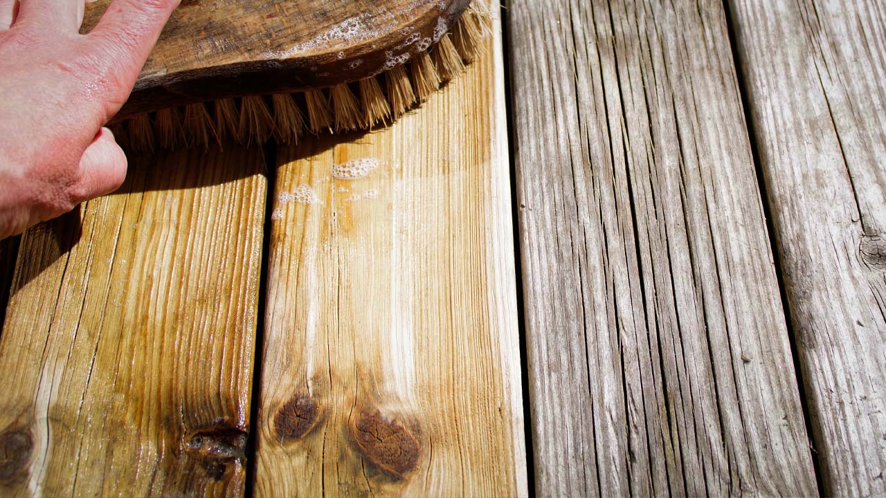 Rengøring af træterrasse med terrasserens