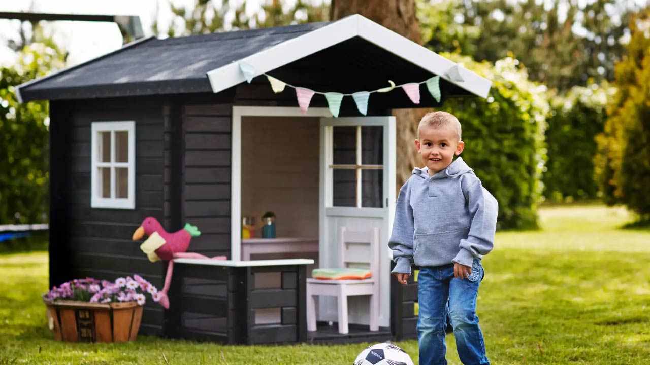 Legehus i træ med sort træbeskyttelse