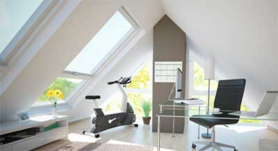 Velux ovenlysvinduer tophængt vippevindue vinduesåbner solcelledrevet mørklægningsgardin MK08 lysningspanel LSB LSC fastgørelsesliste fladtagsvindue dampspærrekrave isoleringssæt