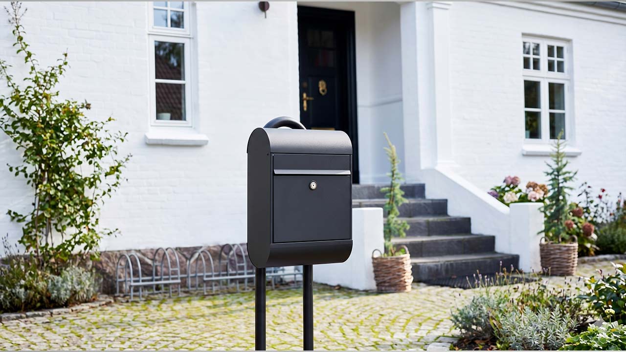 Postkassestander i buet galvaniseret st&aring;l