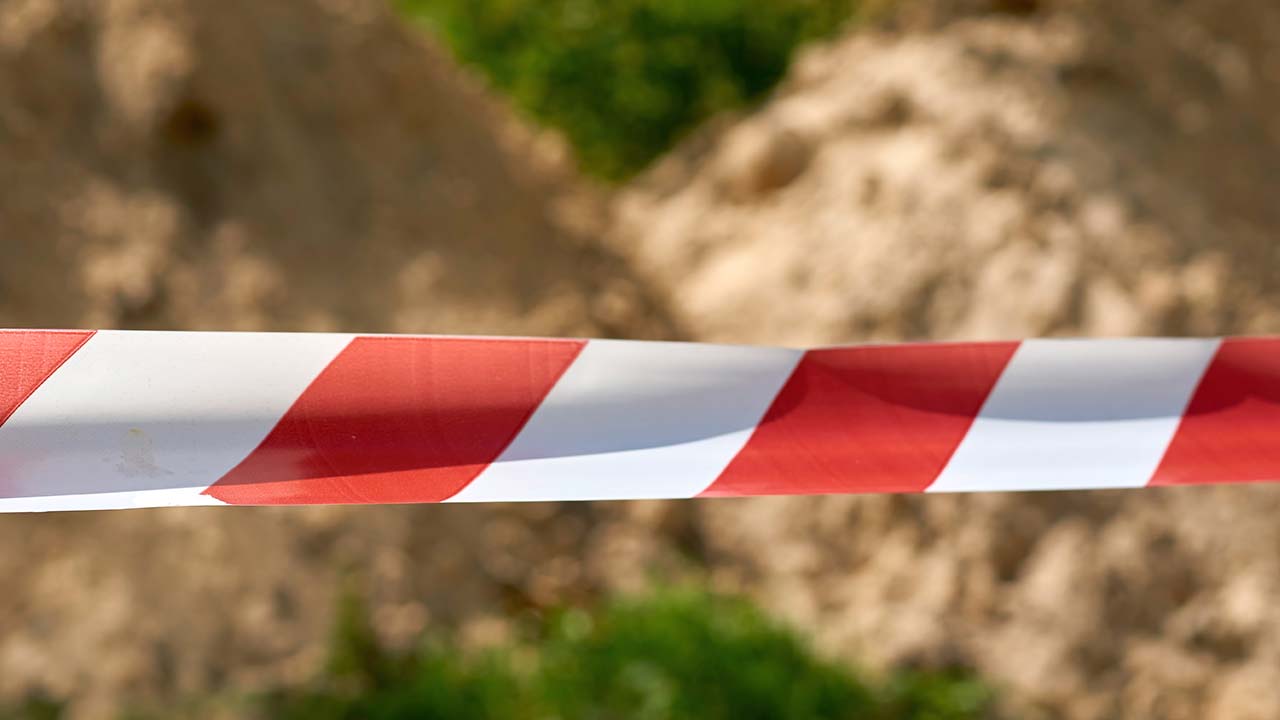 Afmærkningsbånd ved byggeplads