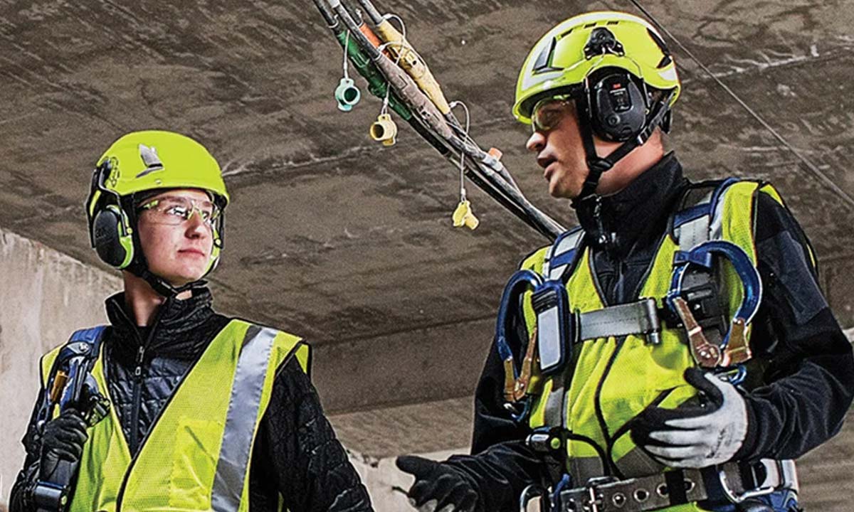 Sikkerhedshjelme og hovedbeklædning på byggeplads