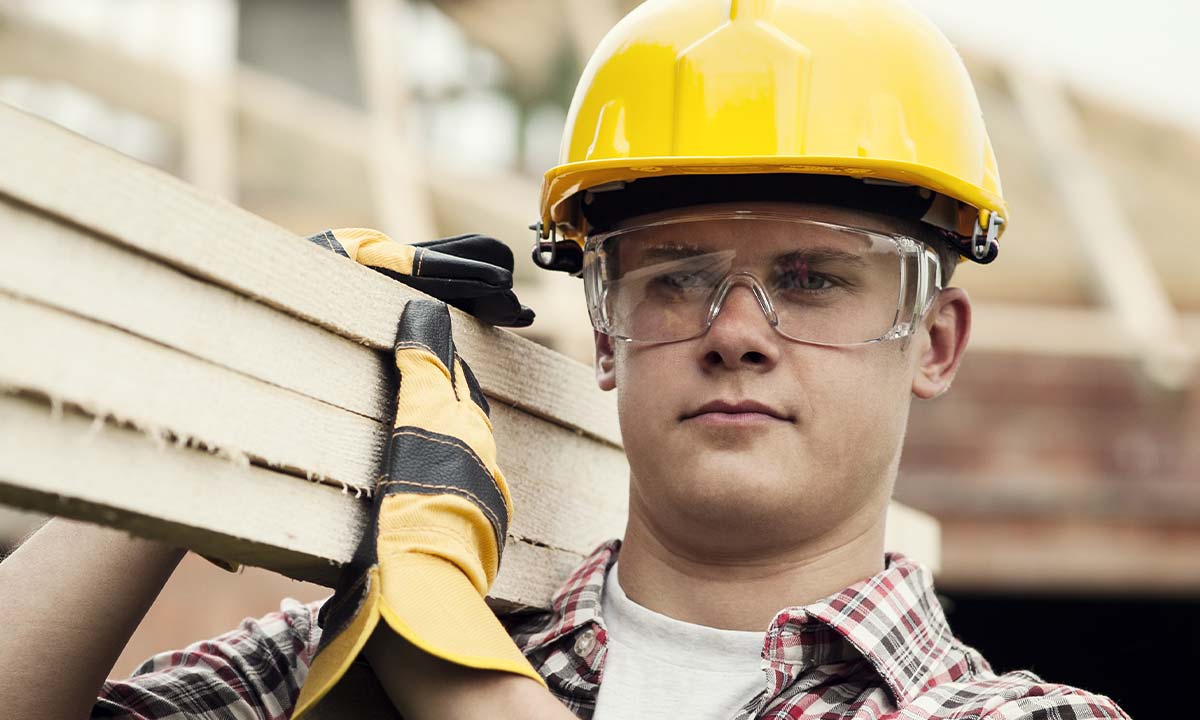 Sikkerhedsbriller, handsker og hjelm på byggeplads