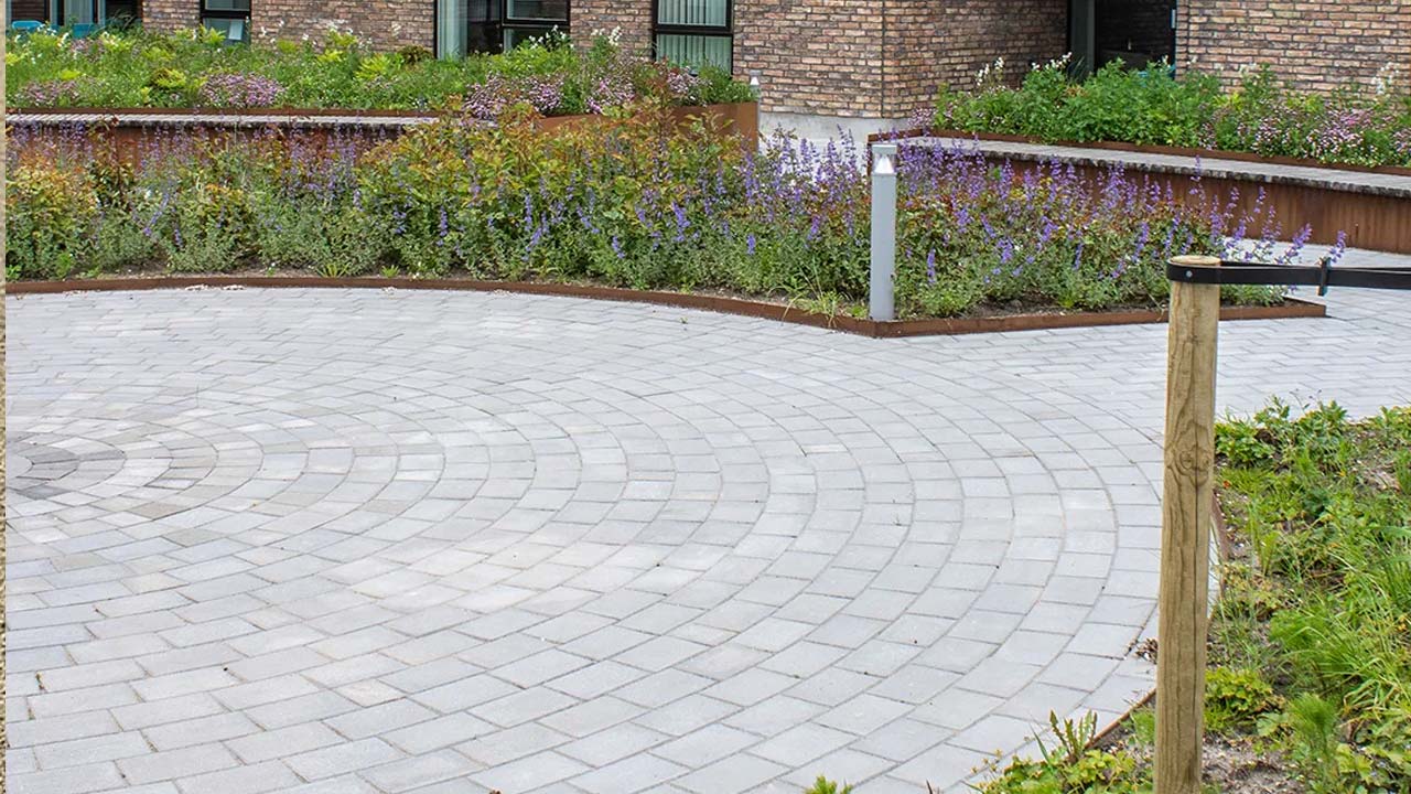 Bondesten til indkørsel og havemiljø