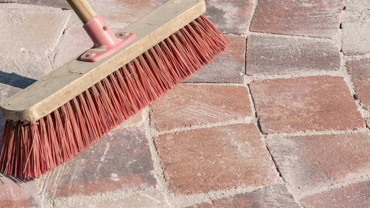 Fugesand fejes ind over nye fliser og sten