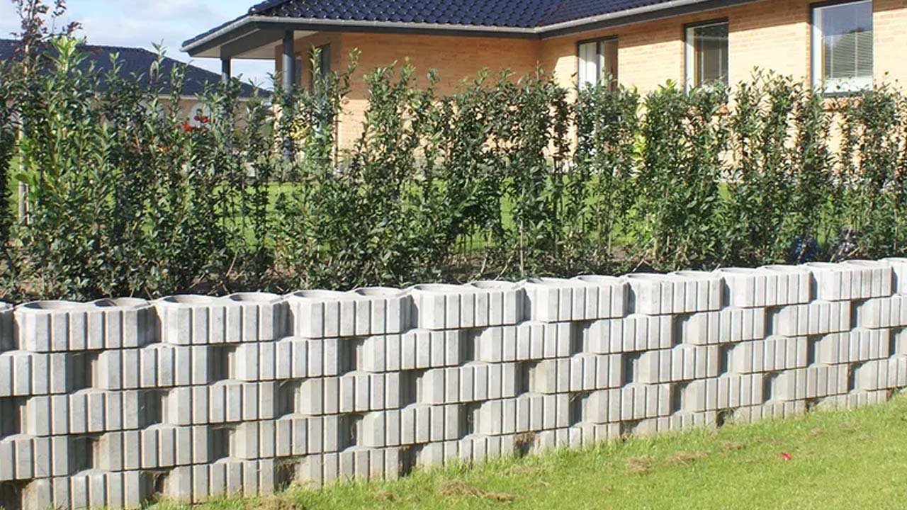 Plantesten brugt til støttemur og bedafgrænsning