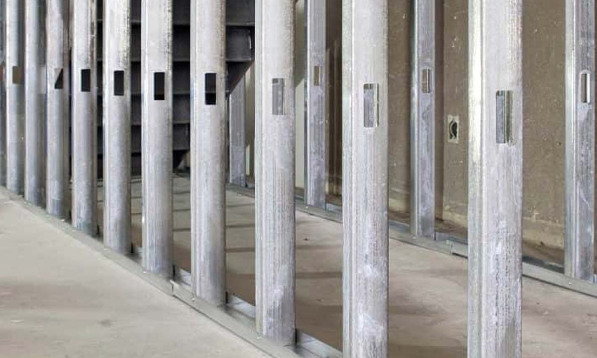 Stålstolper monteret til gipsvæg