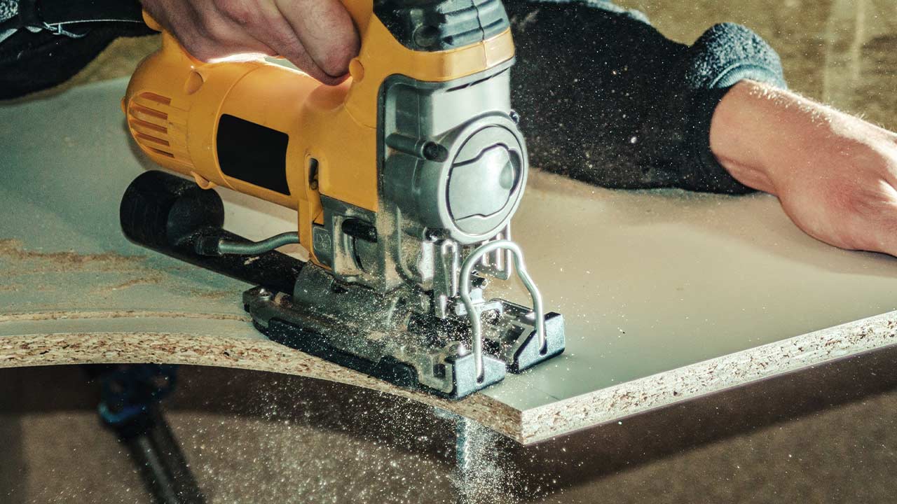 Skæring og tilpasning af spånplade