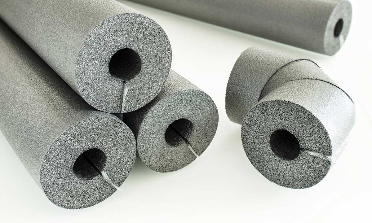 Rørisolering med rørskåle i fast skum