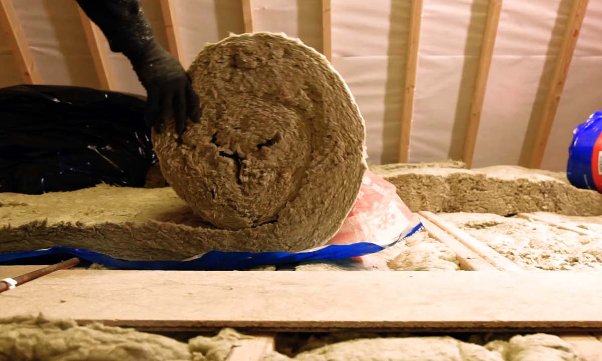 Rulleisolering der lægges ud på loft