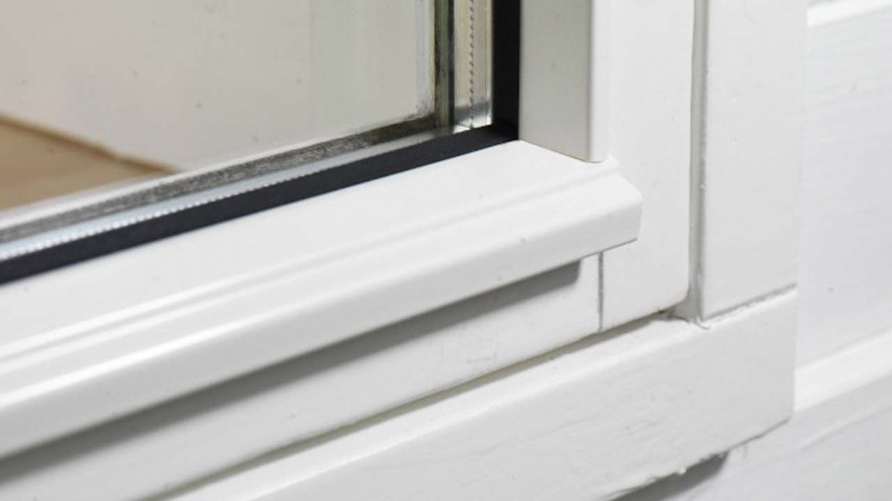 Hvid vinduesliste til renovering af vindue