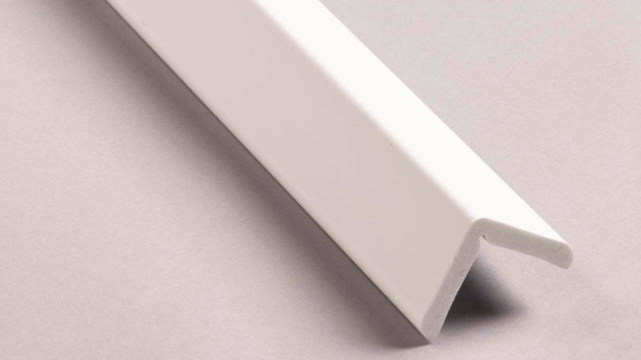 Hvide hjørnelister i træ eller plastik