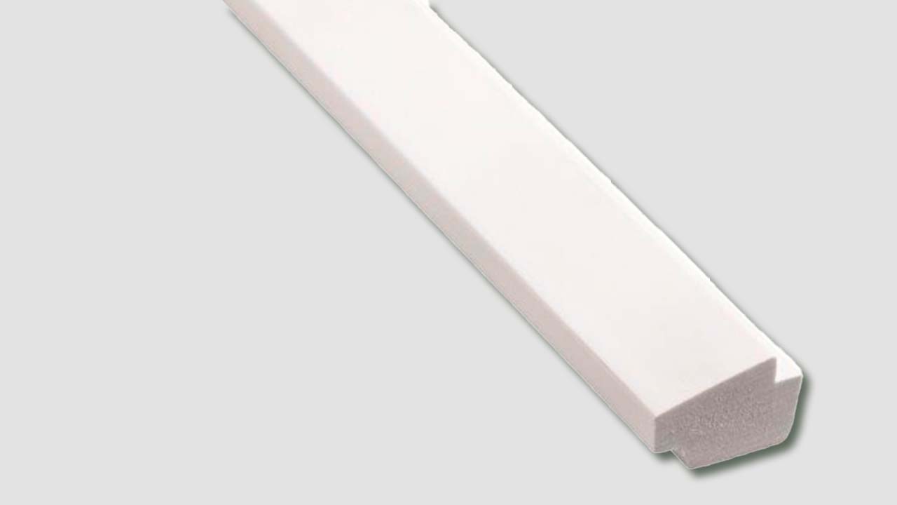 Hvide skyggelister mellem væg og loft