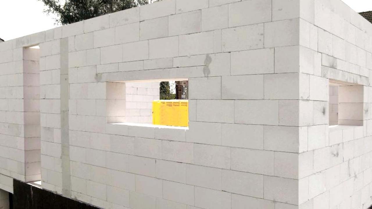 Mur bygget af blokke med gasbeton og porebeton