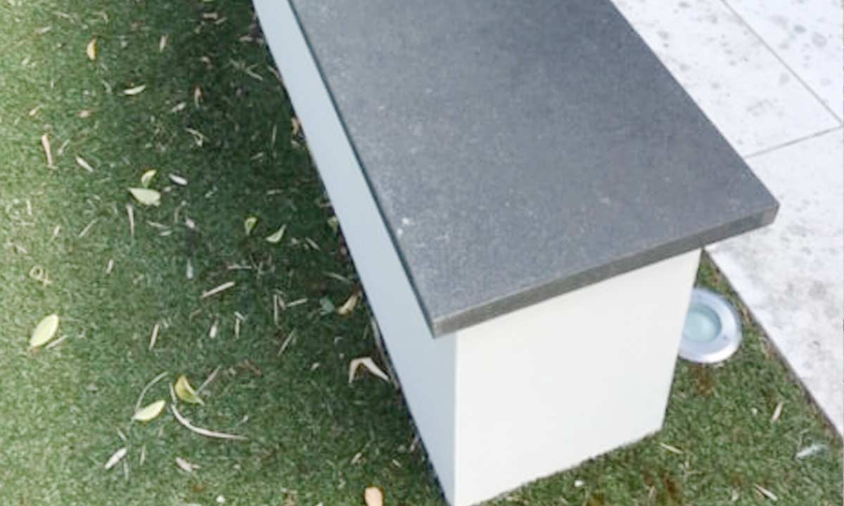 Sort murafdækning i beton oven på væg