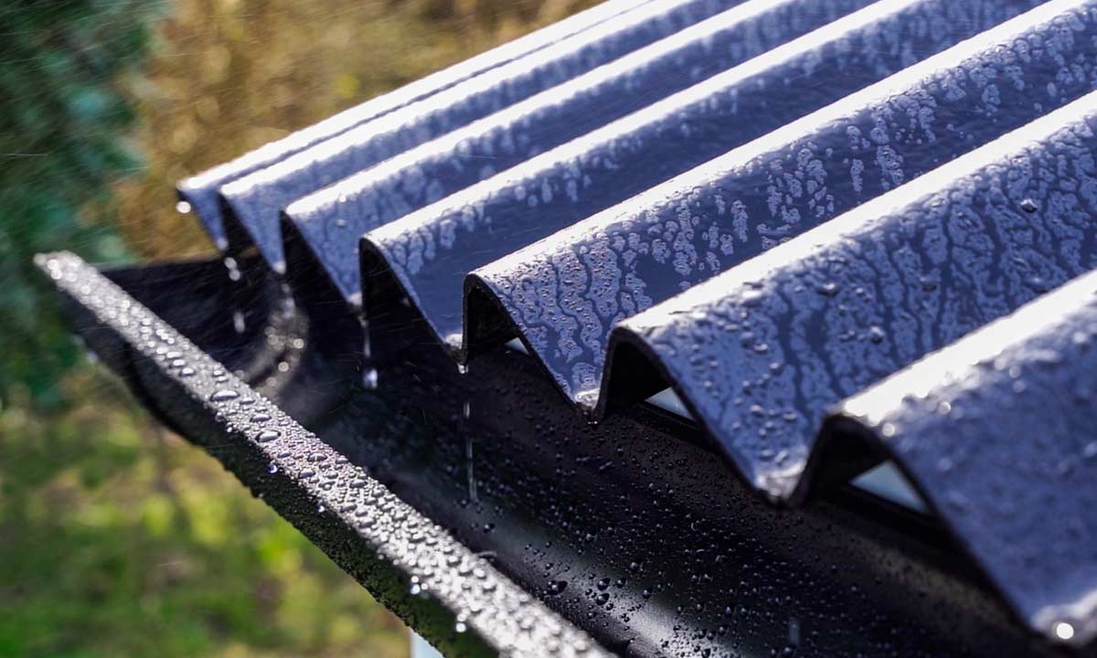 Sorte tagrender fra Plastmo i regnvej