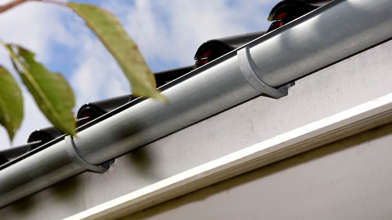 Elegante zink tagrender fra Plastmo på villa