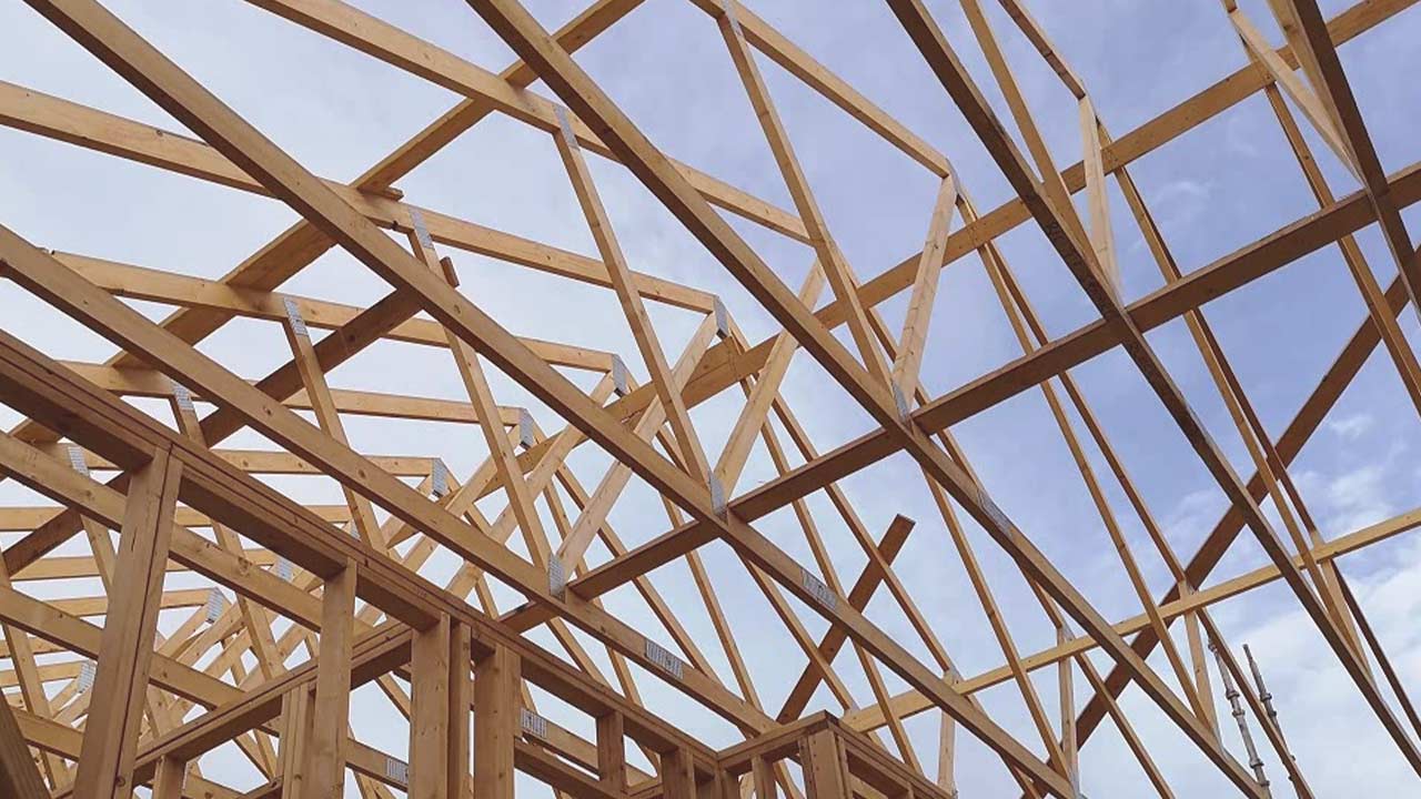 Spærtræ og bjælkespær i tagkonstruktion