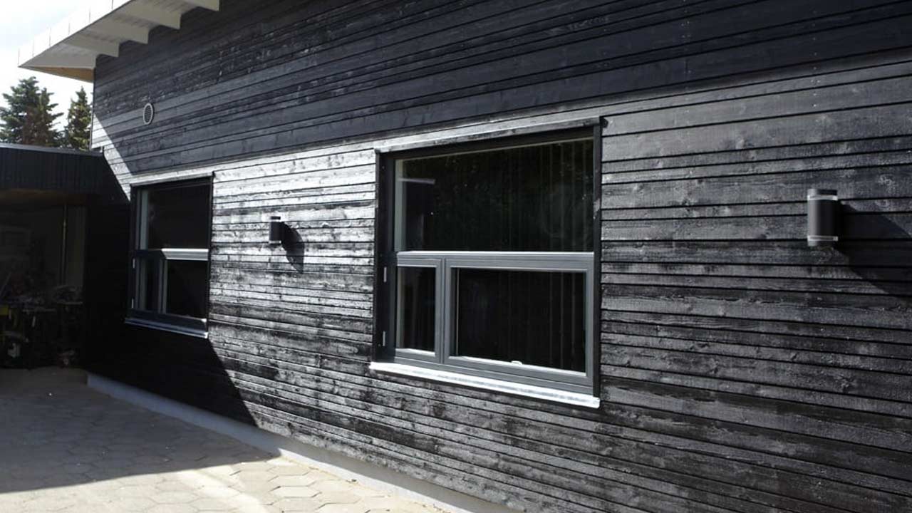 Sort superwood på facade