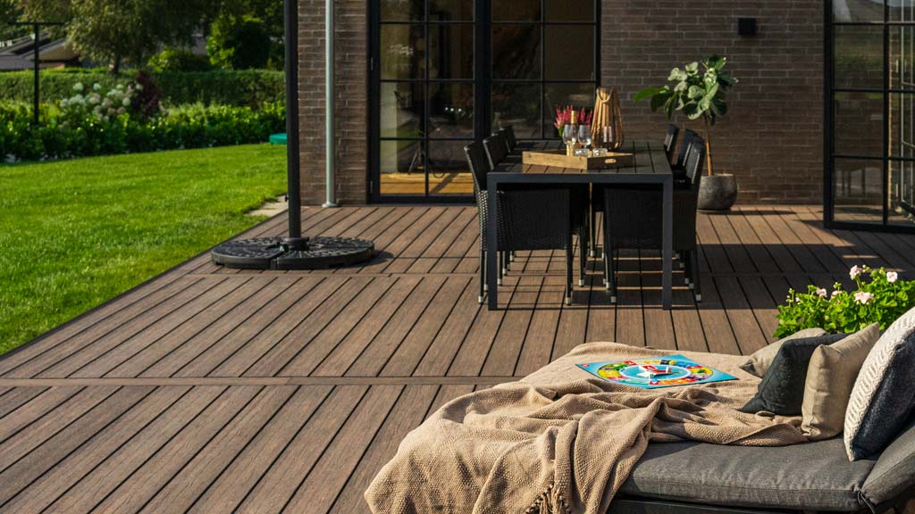 Brune WPC komposit terrassebr&aelig;dder p&aring; terrasse