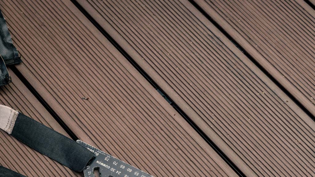 Brune rillede komposit terrassebr&aelig;dder