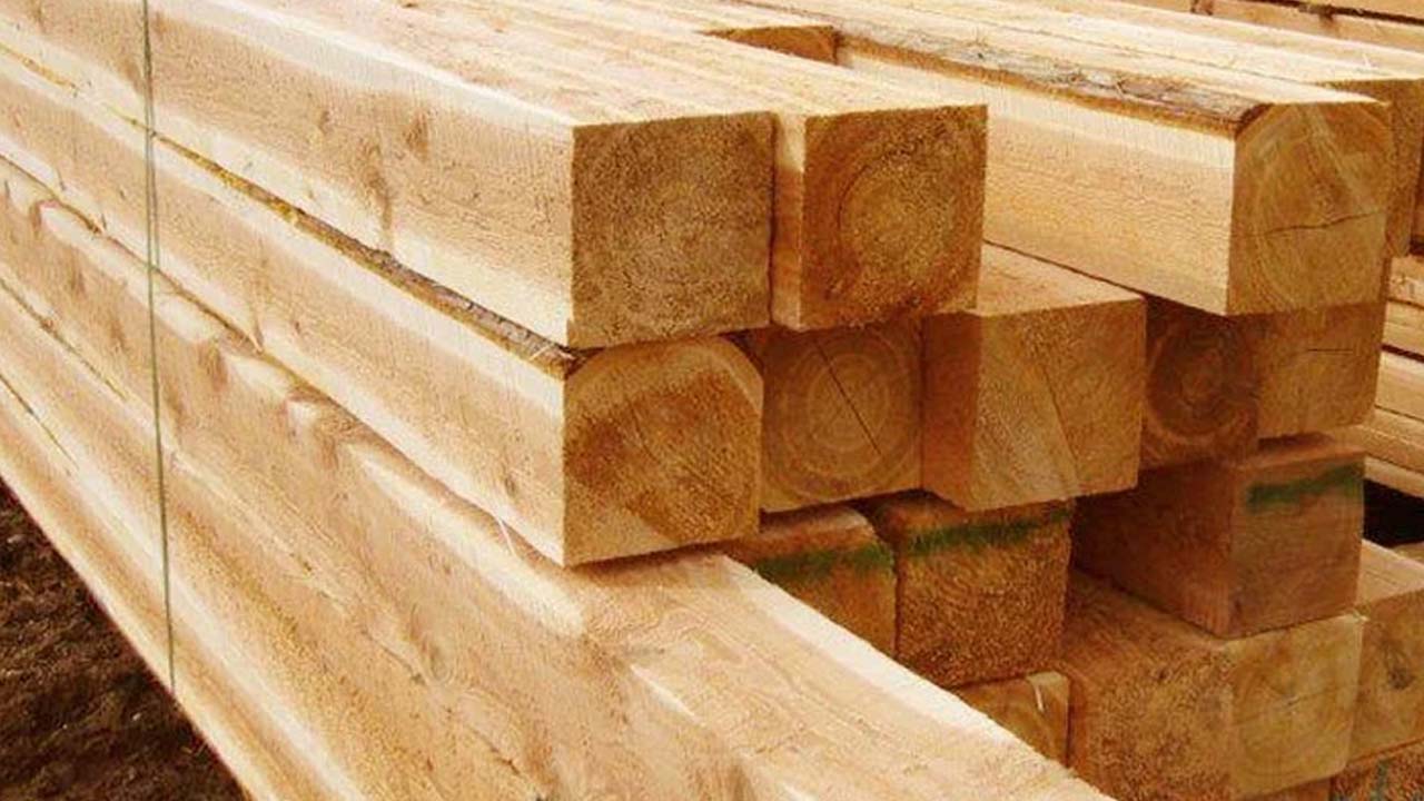 Tømmer i behandlet gran træ