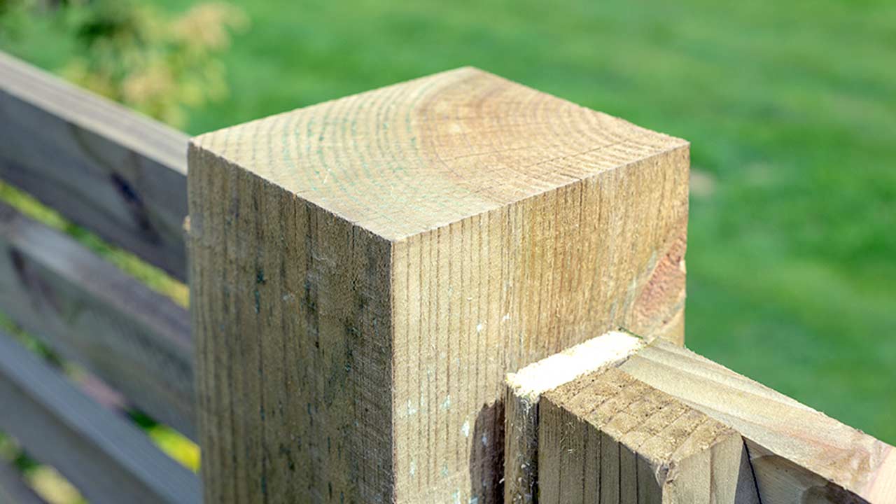 4x4 træstolpe samlet i hegn