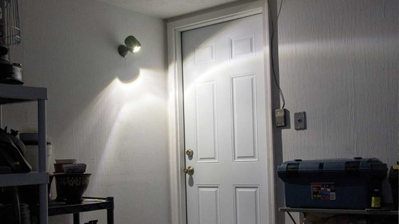 Infrarød sensor og væglampe lyser om natten