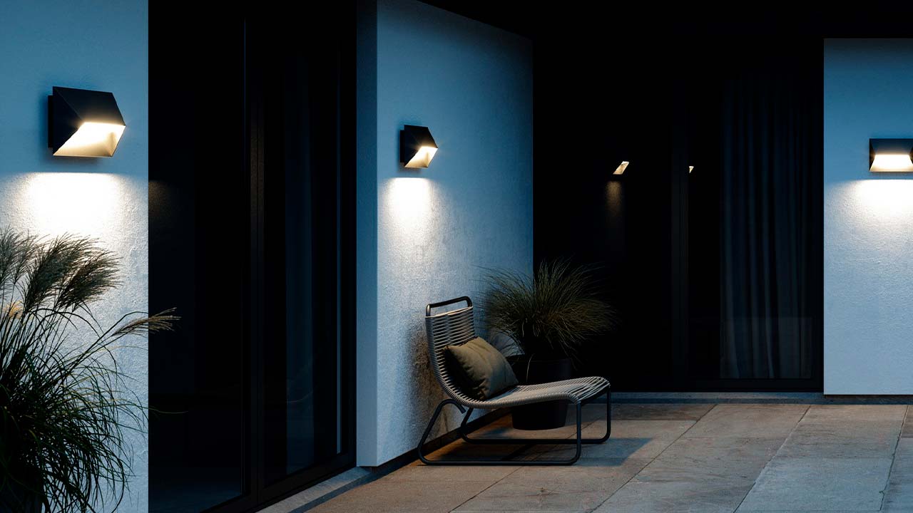 Udend&oslash;rs lamper p&aring; hvid facade fra Nordlux