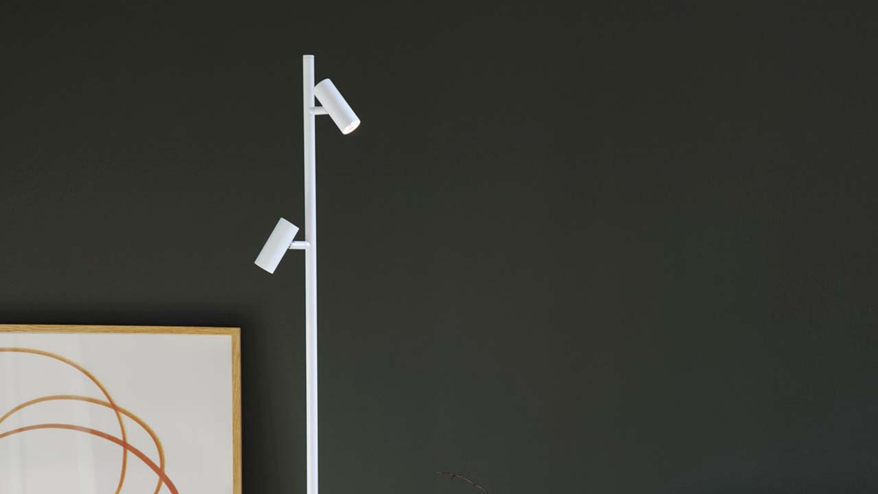 Hvid Nordlux Omari standerlampe i stue