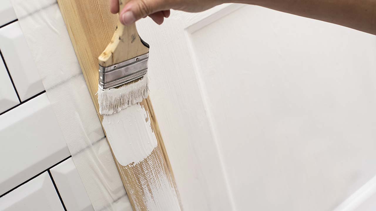 Indendørs træmaling på dørkarm