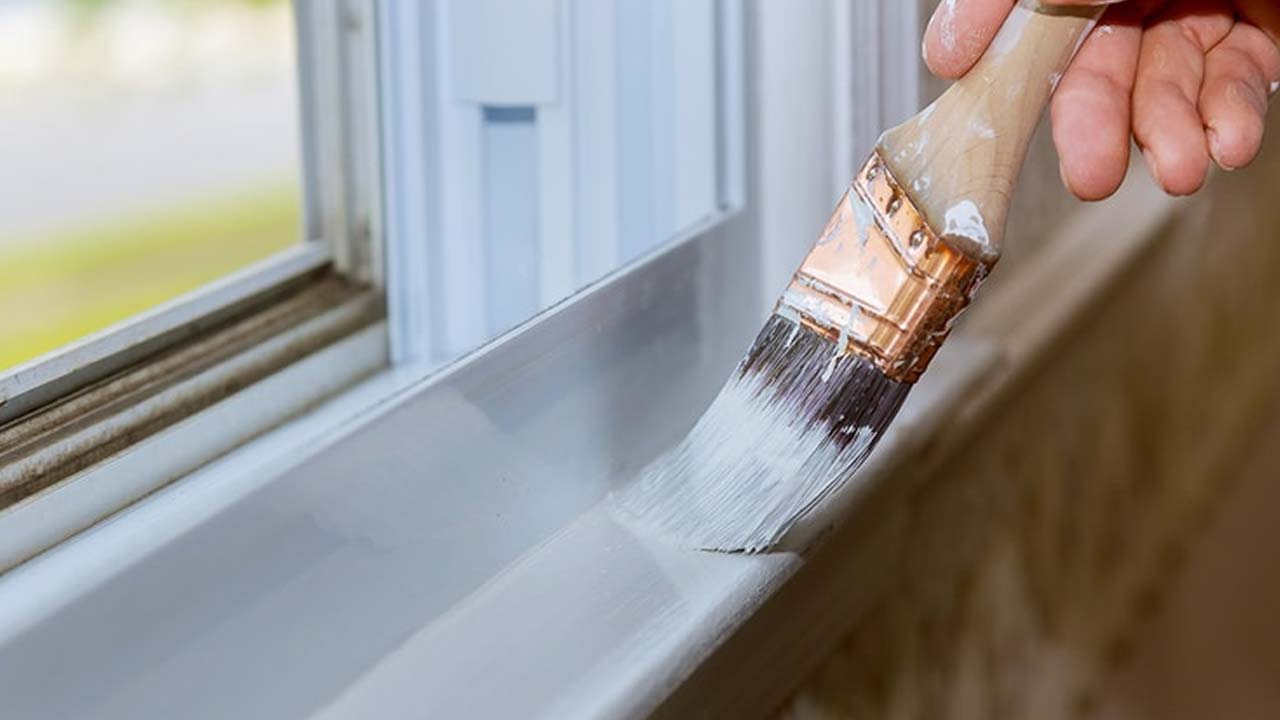 Hvid indendørs vinduesmaling på træ