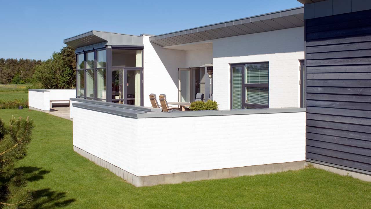 Hvid murmaling, facademaling og sokkelmaling på hus