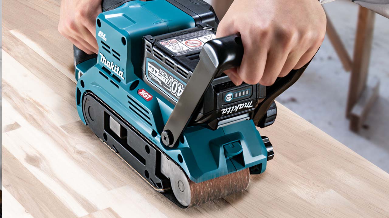 Makita båndsliber der sliber bordplade