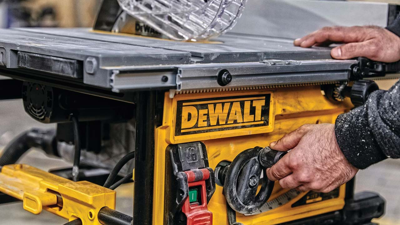 DEWALT bordrundsav på byggeplads