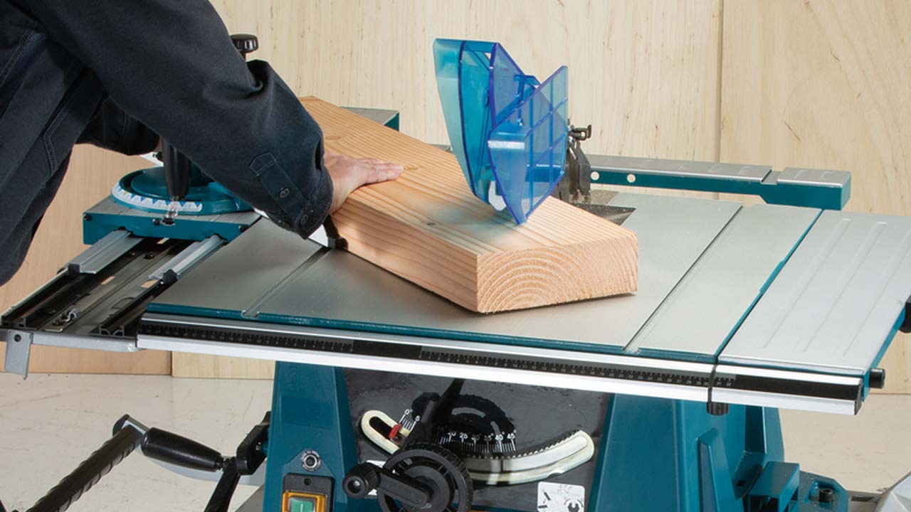 Makita bordrundsav der skærer i træ