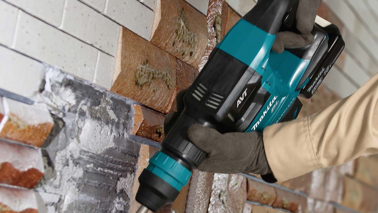 Makita mejselhammer fjerner fliser fra mur