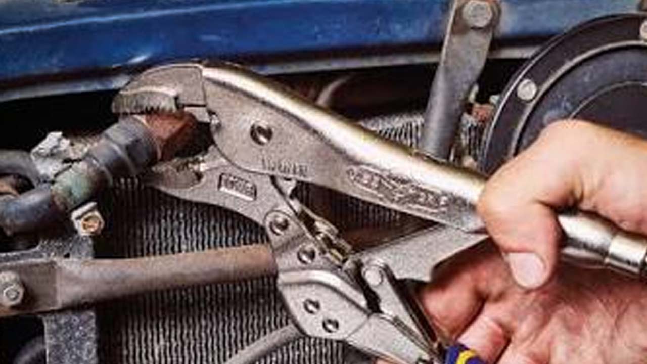 Sp&aelig;ndetang der holder p&aring; fitting