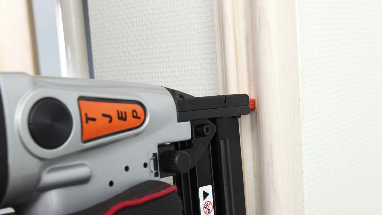 TJEP stiftepistol monterer v&aelig;gpanel