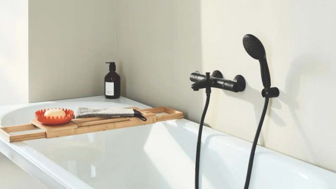 Sort brusearmatur fra Grohe
