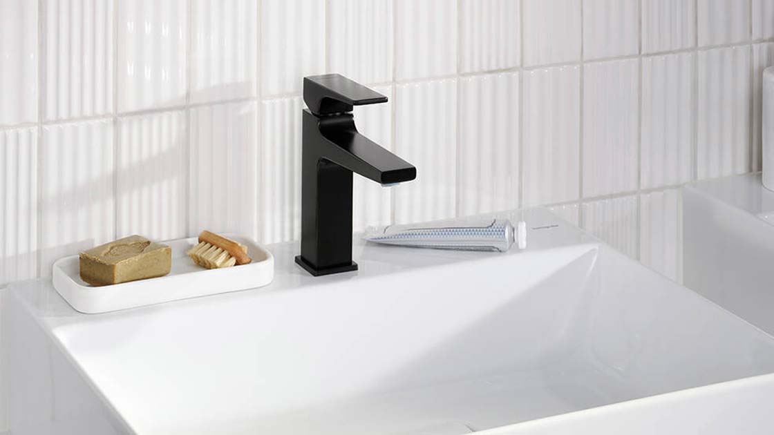 Sort h&aring;ndvaskarmatur fra Hansgrohe