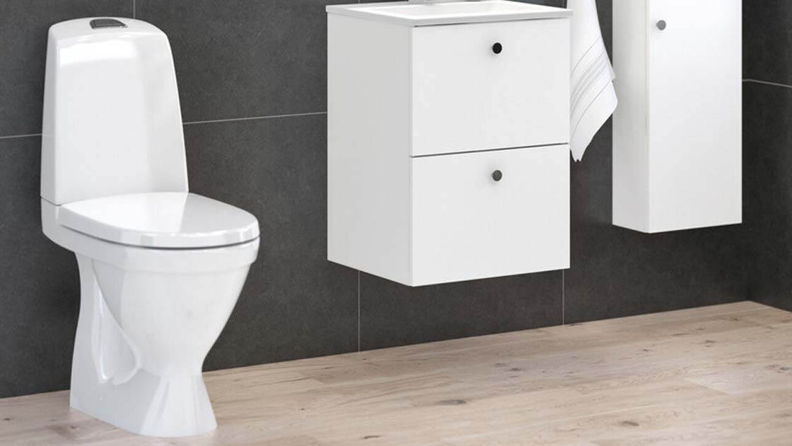 Hvidt gustavsberg toilet i badev&aelig;relse